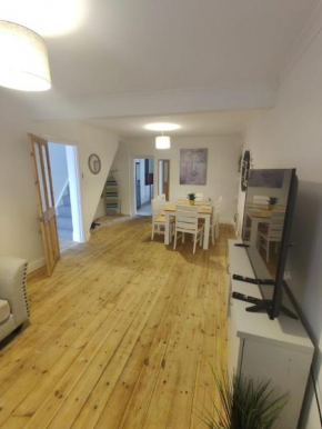 Cosy 3-Bed house in Clydach - TV in every bedroom!